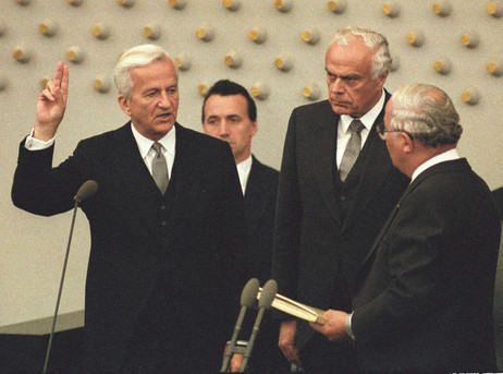  Richard von Weizsäcker bei der Vereidigung im Bundestag