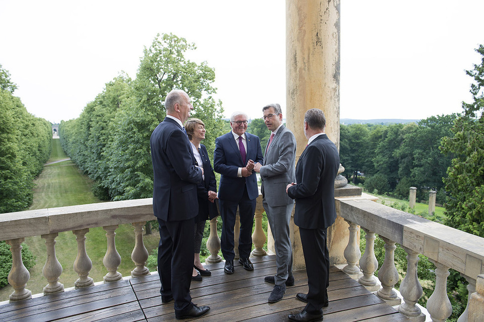 Bundespräsident Frank-Walter Steinmeier wird durch Ministerpräsident Dietmar Woidke, Oberbürgermeister Jann Jakobs und Generaldirektor Hartmut Dogerloh am Belvedere auf dem Klausberg in Potsdam anlässlich seines Antrittsbesuch in Brandenburg begrüßt 