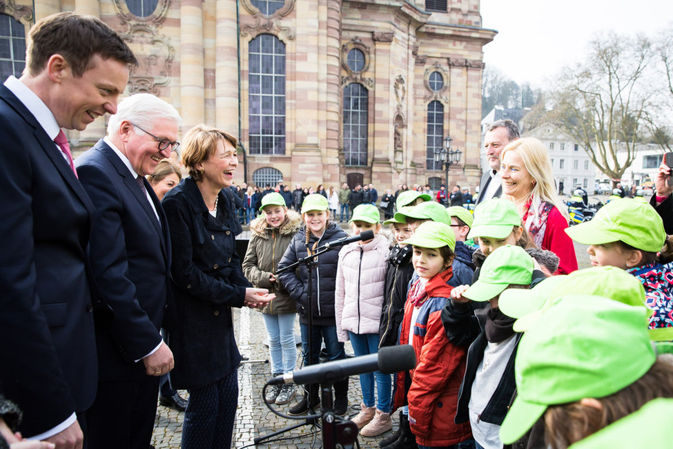 Bundespräsident Frank-Walter Steinmeier und Elke Büdenbender gemeinsam mit Ministerpräsident Tobias Hans bei der musikalischen Begrüßung vor der Staatskanzlei durch den Chor der Grundschule Giesingen anlässlich des Antrittsbesuchs im Saarland 