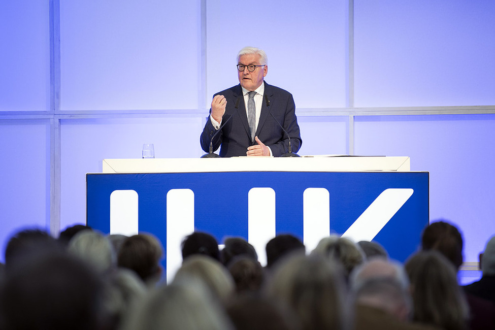 Bundespräsident Frank-Walter Steinmeier hält eine Festrede bei der Veranstaltung 'Stark dank Ehrenamt-Tag der Prüferinnen und Prüfer' in der Turbinenhalle der Stadtwerke Düsseldorf im Rahmen der Woche der beruflichen Bildung 