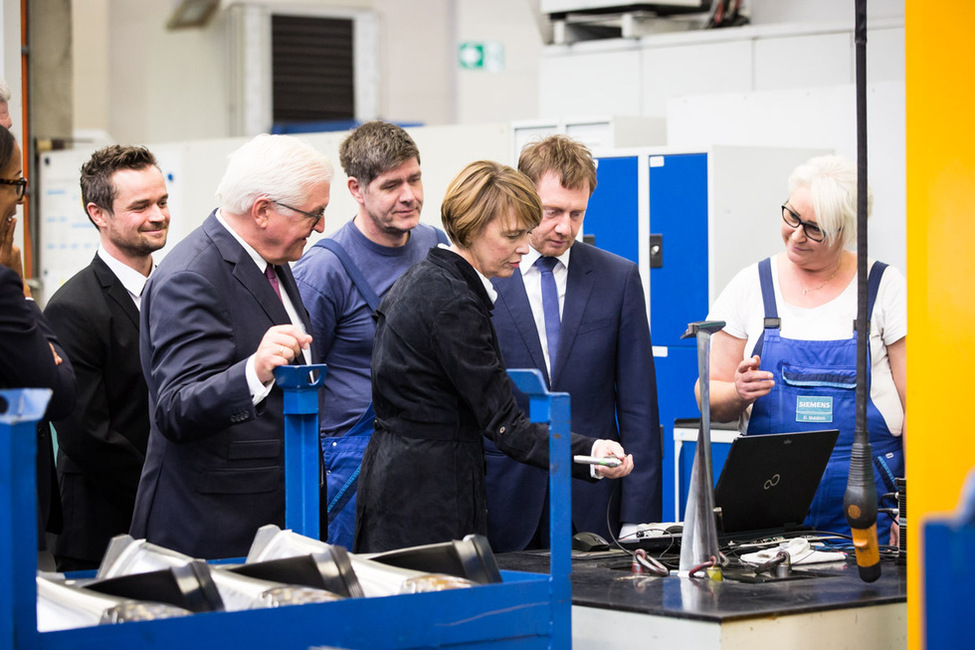 Bundespräsident Frank-Walter Steinmeier und Elke Büdenbender beim Rundgang durch das Werk der Siemens AG anlässlich der Reise nach Sachsen  im Rahmen von 'Land in Sicht – Zukunft ländlicher Räume'