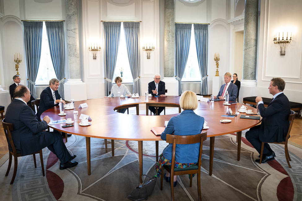 Bundespräsident Frank-Walter Steinmeier im Gespräch mit mit dem DGB-Vorsitzenden Reiner Hoffmann, der BDI-Vizepräsidentin Ingeborg Neumann, dem BDA-Präsidenten Ingo Kramer, DIHK-Präsident Eric Schweitzer und ZDH-Präsident Hans Peter Wollseifer