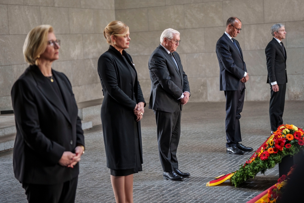 Bundespräsident Steinmeier gedenkt vor Blumenkränzen der Opfer des Zweiten Weltkrieges (© Dominik Butzmann/photothek.de) Bundespräsident Steinmeier gedenkt vor Blumenkränzen der Opfer des Zweiten Weltkrieges