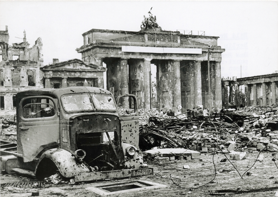 Das Brandenburger Tor im Berlin im Mai1945 (© picture alliance / akg-images | akg-images) Das Brandenburger Tor im Berlin im Mai1945
