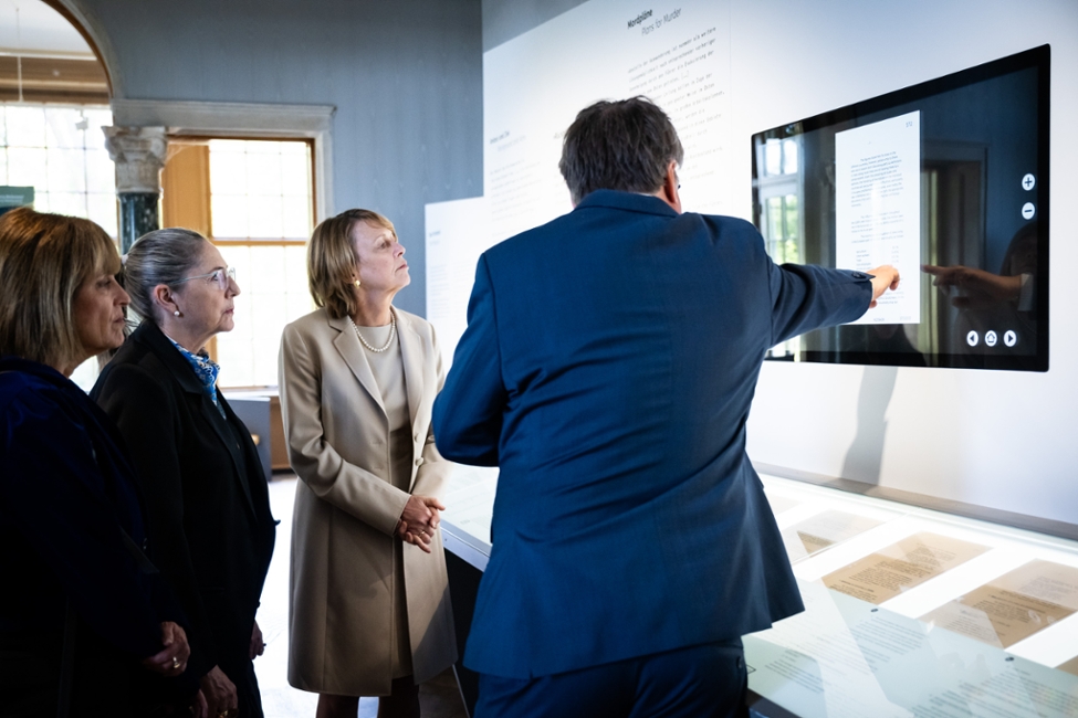 Gemeinsam besuchen Elke Büdenbender und Michal Herzog das Haus der Wannseekonferenz (© Bundesregierung/Sandra Steins) Gemeinsam besuchen Elke Büdenbender und Michal Herzog das Haus der Wannseekonferenz