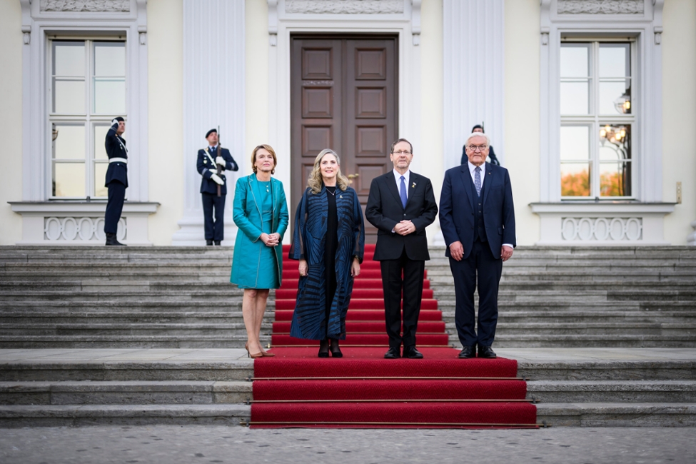 Festliches Abendessen zur Würdigung des 60-jährigen Jubiläums der Aufnahme diplomatischer Beziehungen zwischen der Bundesrepublik Deutschland und Israel am 12. Mai 1965 mit dem Präsidenten des Staates Israel, Isaac Herzog, und Michal Herzog (© Bundesregierung/Marvin Ibo Güngör) Festliches Abendessen zur Würdigung des 60-jährigen Jubiläums der Aufnahme diplomatischer Beziehungen zwischen der Bundesrepublik Deutschland und Israel am 12. Mai 1965 mit dem Präsidenten des Staates Israel, Isaac Herzog, und Michal Herzog