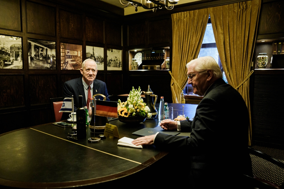 Bundespräsident Steinmeier und Benjamin Gantz sitzen sich an einem Tisch gegenüber (© Bundesregierung/Denzel) Bundespräsident Steinmeier und Benjamin Gantz sitzen sich an einem Tisch gegenüber