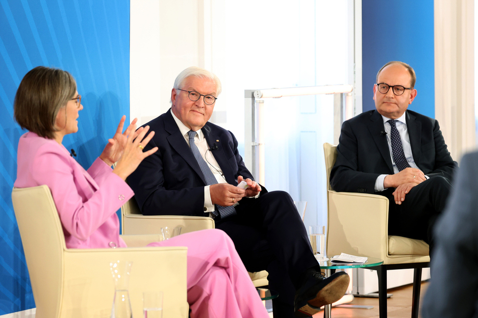 Federal President Steinmeier (center) in discussion with Christiane Benner (left) and Ottmar Edenhofer (right)