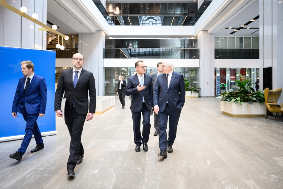 Bundespräsident Frank-Walter Steinmeier läuft  mit dem Präsidenten der Deutschen Bundesbank, Dr. Joachim Nagel durch das Foyer des Bankgebäudes