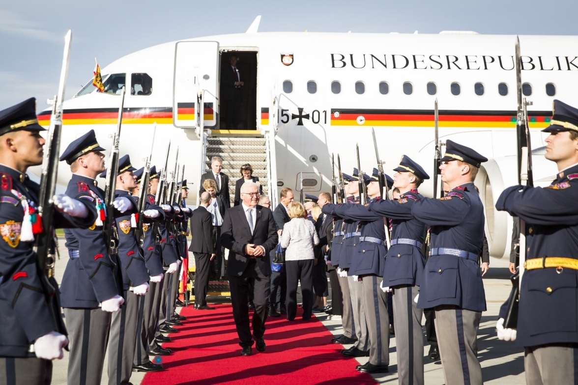 Bundespräsident Steinmeier wird nach seiner Ankunft auf dem Prager Flughafen von einem Ehrenspalier begrüßt (Archivbild)